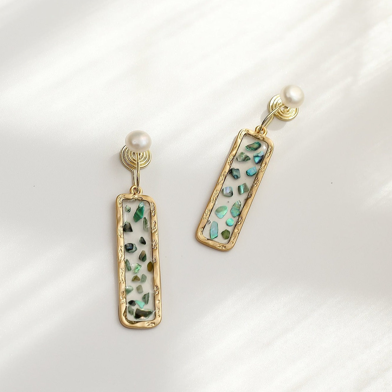 哑金绿贝壳吊坠耳夹 Clip On Earring