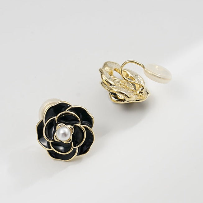 💖店主强推💖黑/白山茶花耳夹 Black/White Camellia Clip On Earring