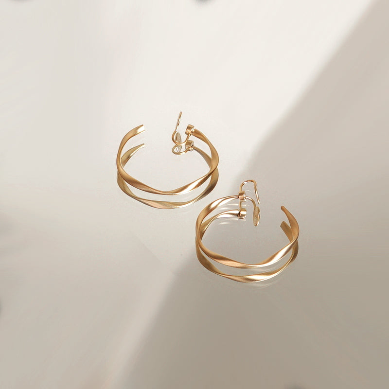 可晃动哑光金圆圈耳夹 Clip On Earring