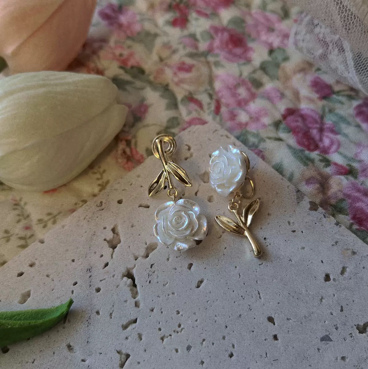 金玫瑰不对称耳夹 Asymmetric Clip On Earring
