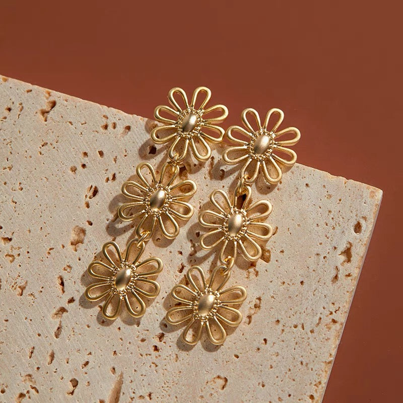 Vintage Flower Long Clip On Earring 哑光金色花朵长款耳夹