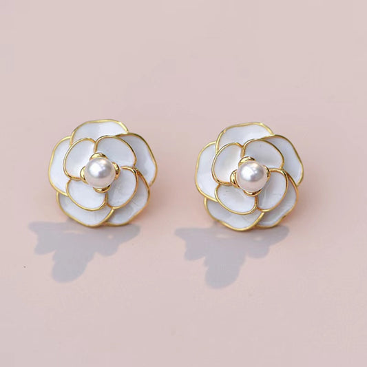 💖店主强推💖黑/白山茶花耳夹 Black/White Camellia Clip On Earring