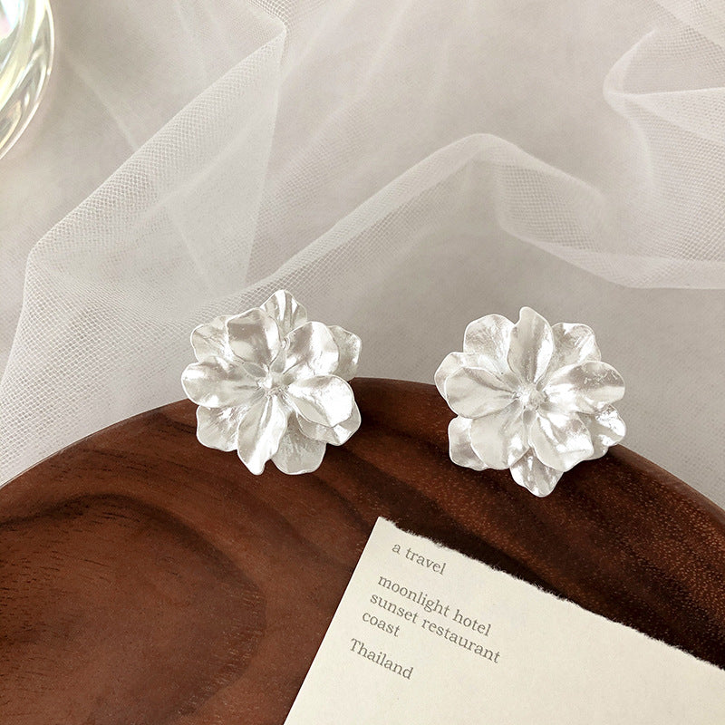 白色珠光花朵耳夹 White Flower Clip On Earring