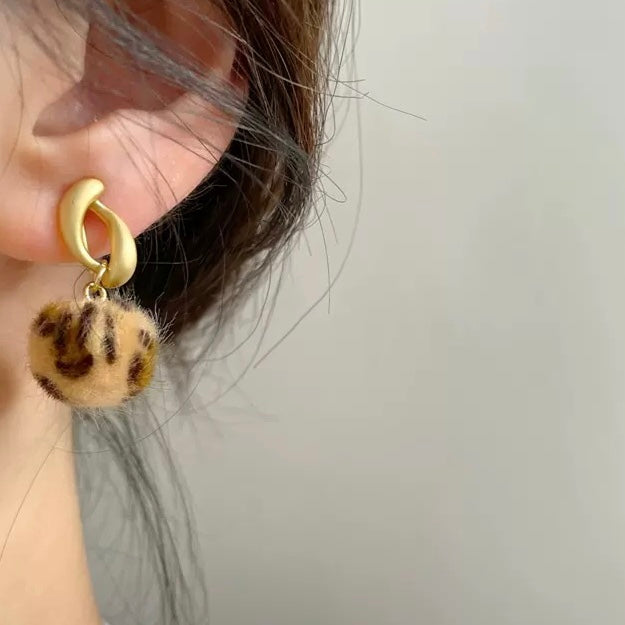 豹纹绒球耳夹 Clip On Earring