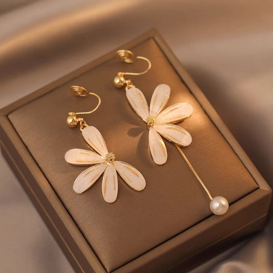 不对称花瓣耳夹 Asymmetric Petal Clip On Earring