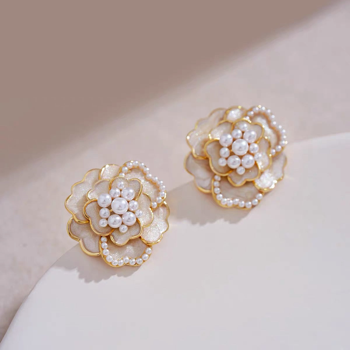 山茶花珍珠耳夹 White Camellia Pearl Clip On Earring