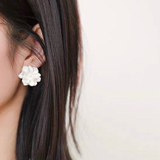 白色珠光花朵耳夹 White Flower Clip On Earring