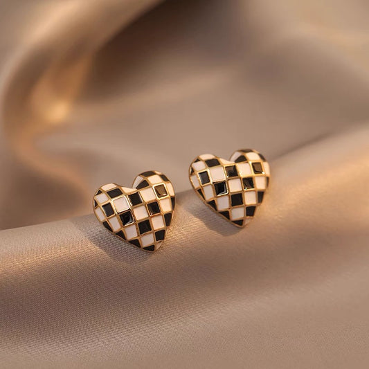 棋盘格爱心耳夹 Checkered Heart Clip On Earring